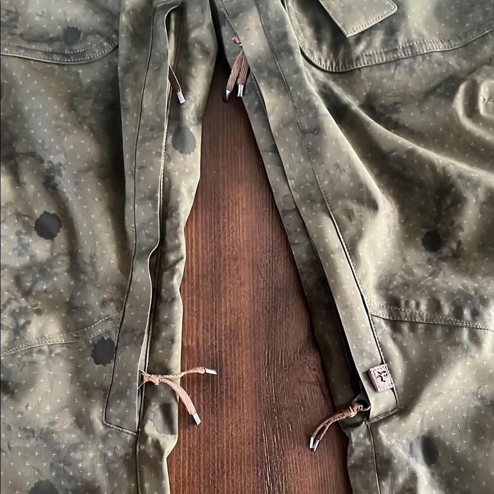 Holden Ski/snowboarding pants w/leather trim - Picture 4 of 16